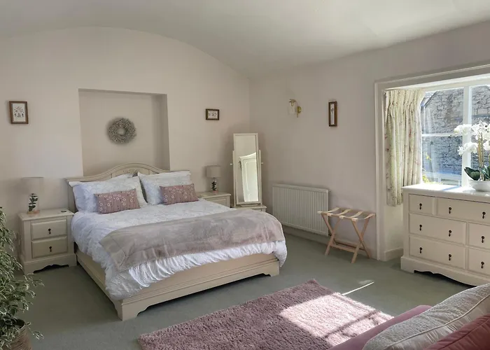 Cupcake Cottage: Quintessential Cotswold Cottage